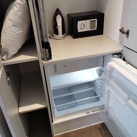 City Prime Apartments ロンドン エクステリア 写真 A mini-refrigerator in a hotel room