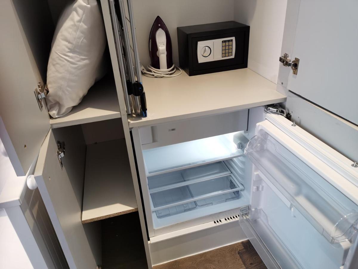 City Prime Apartments ロンドン エクステリア 写真 A mini-refrigerator in a hotel room