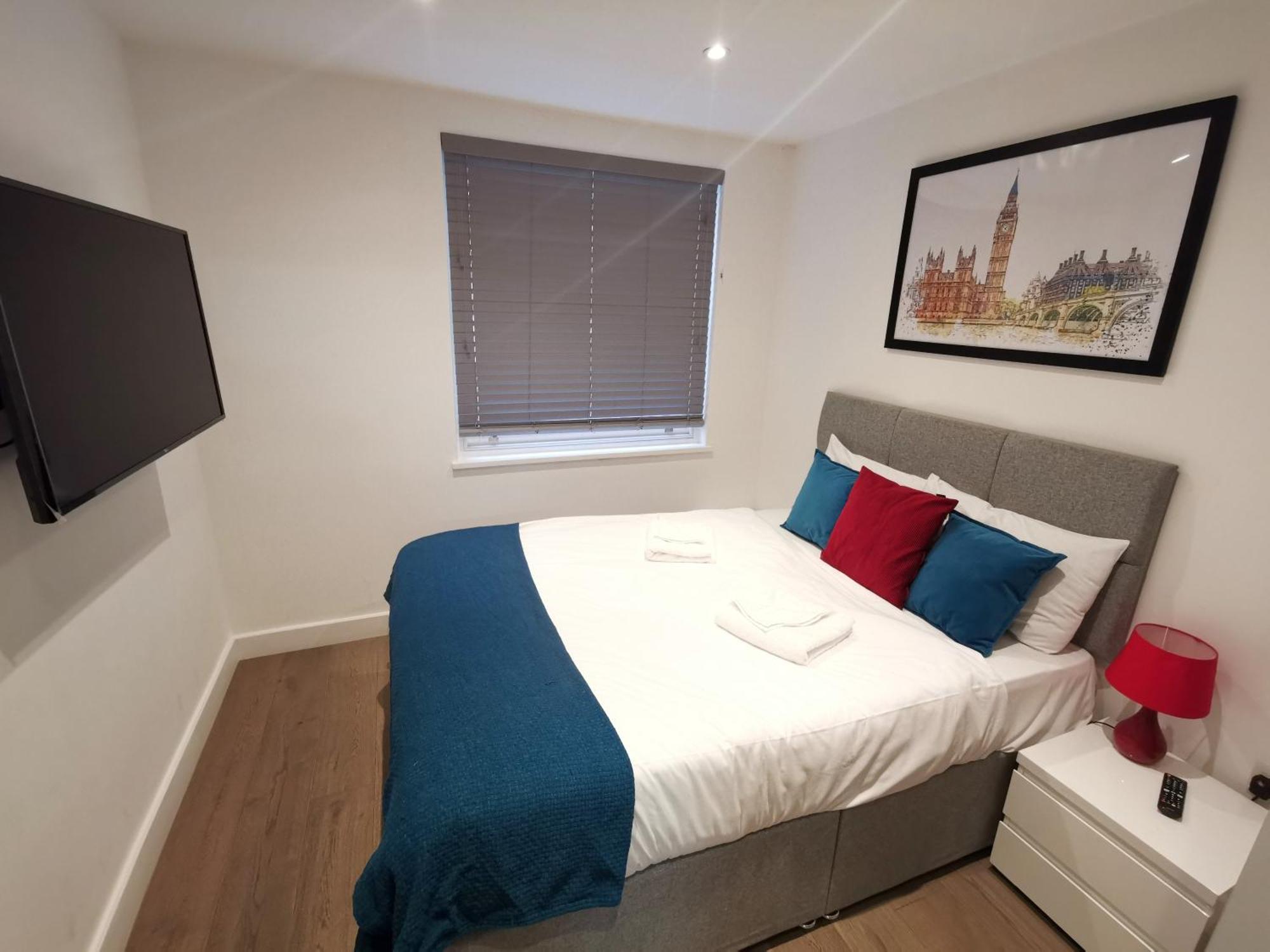 City Prime Apartments ロンドン エクステリア 写真 A bedroom in a serviced apartment in London