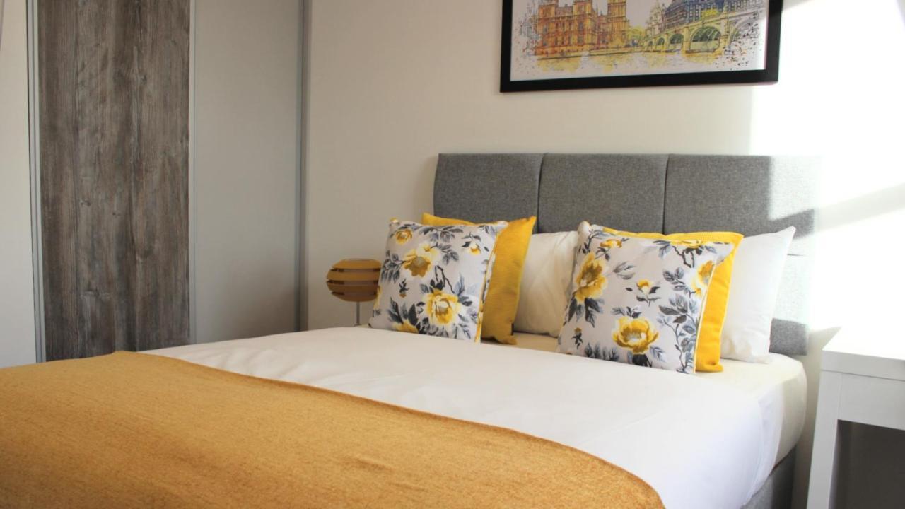 City Prime Apartments ロンドン エクステリア 写真 A bed with cushions