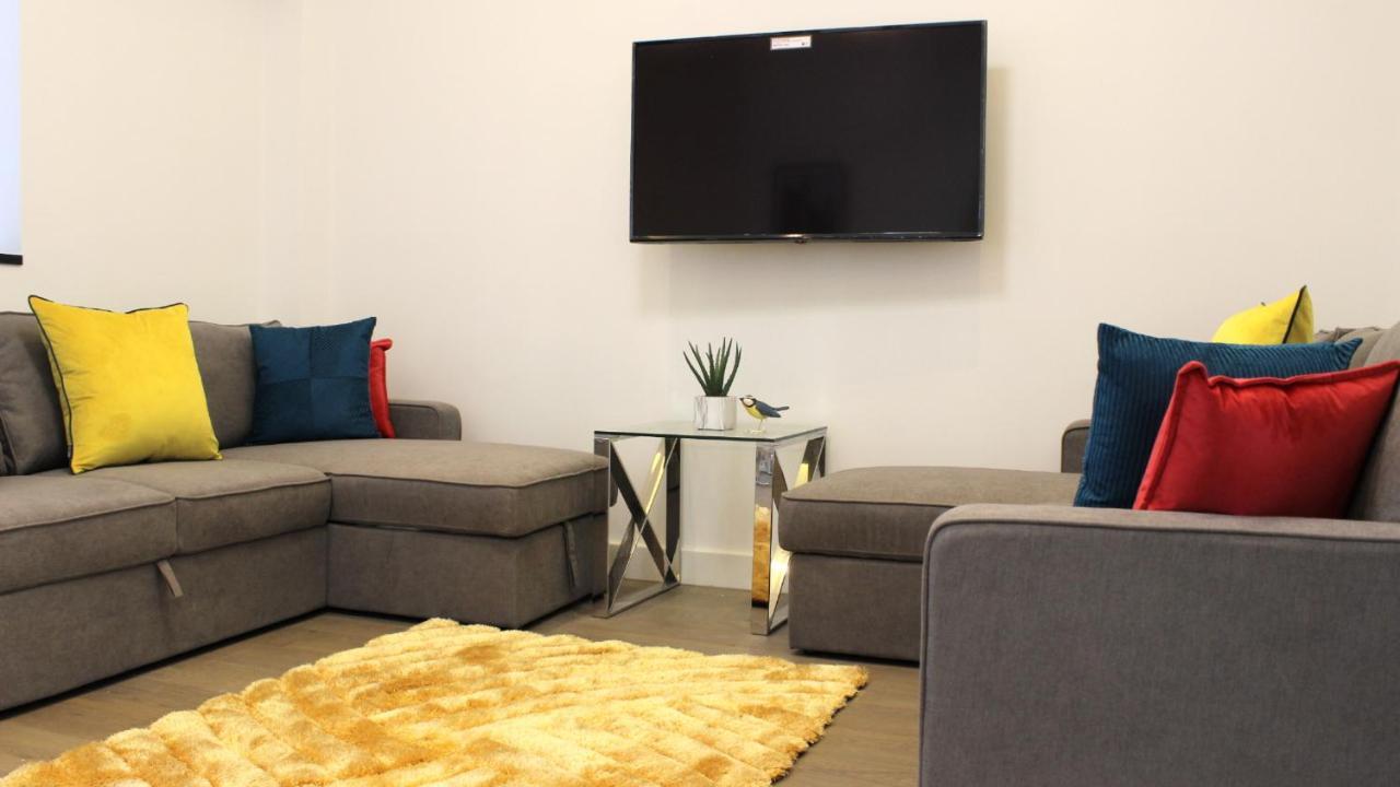 City Prime Apartments ロンドン エクステリア 写真 A living room with a flat screen television
