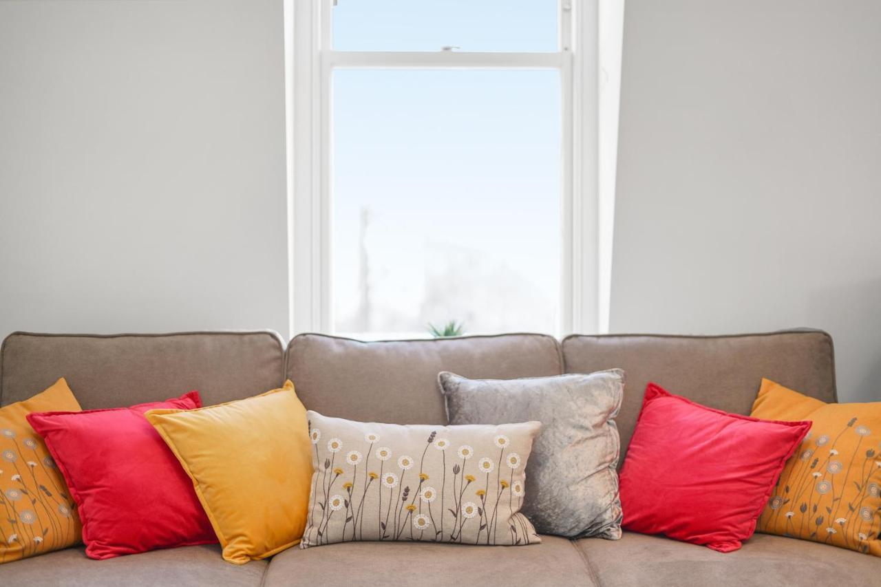 City Prime Apartments ロンドン エクステリア 写真 Cushions on a sofa