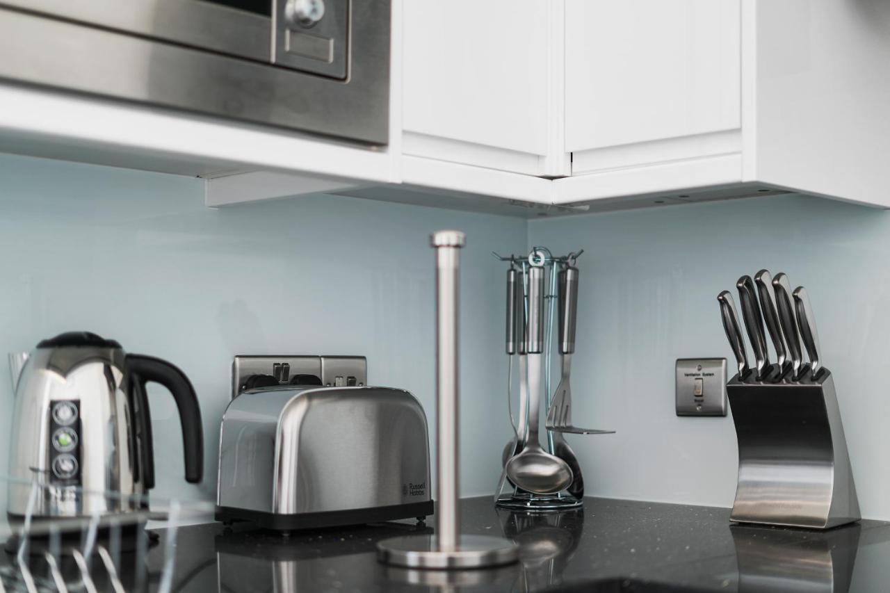City Prime Apartments ロンドン エクステリア 写真 A vertical paper towel holder